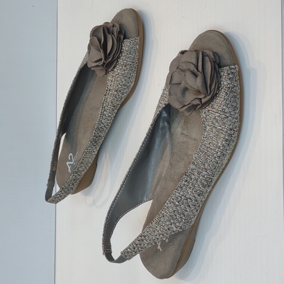 A2 Aerosoles Atmosphere Gray Gold Weave Open Toe Slingback Flower Detail Wedges - Picture 4 of 13